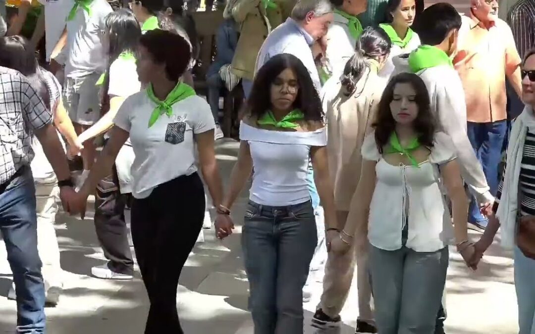 Més de 300 escolars ballen sardanes a la Rambla de Figueres